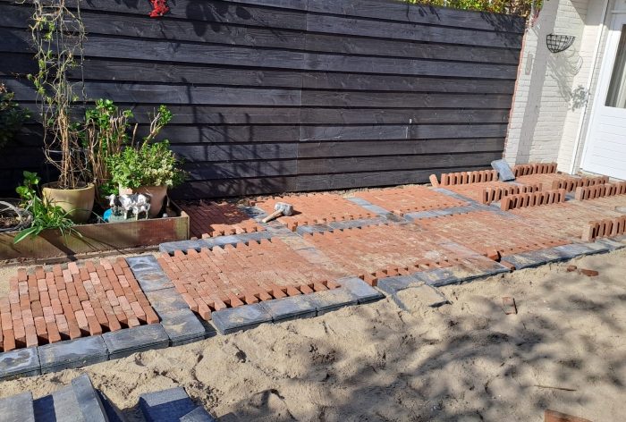 Achtertuin bestraten en schutting plaatsen voor de klant